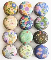 Metallboks makron m blomster