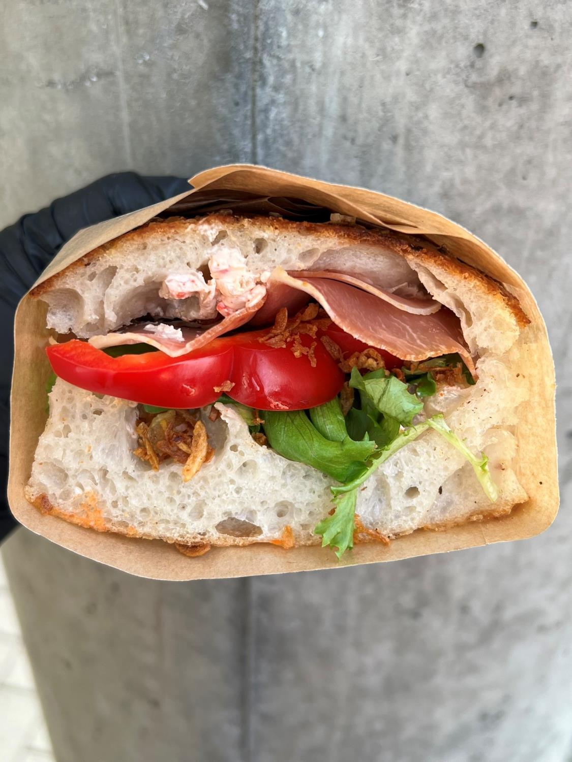 Focaccia med Chilicheesekrem & spekeskinke.