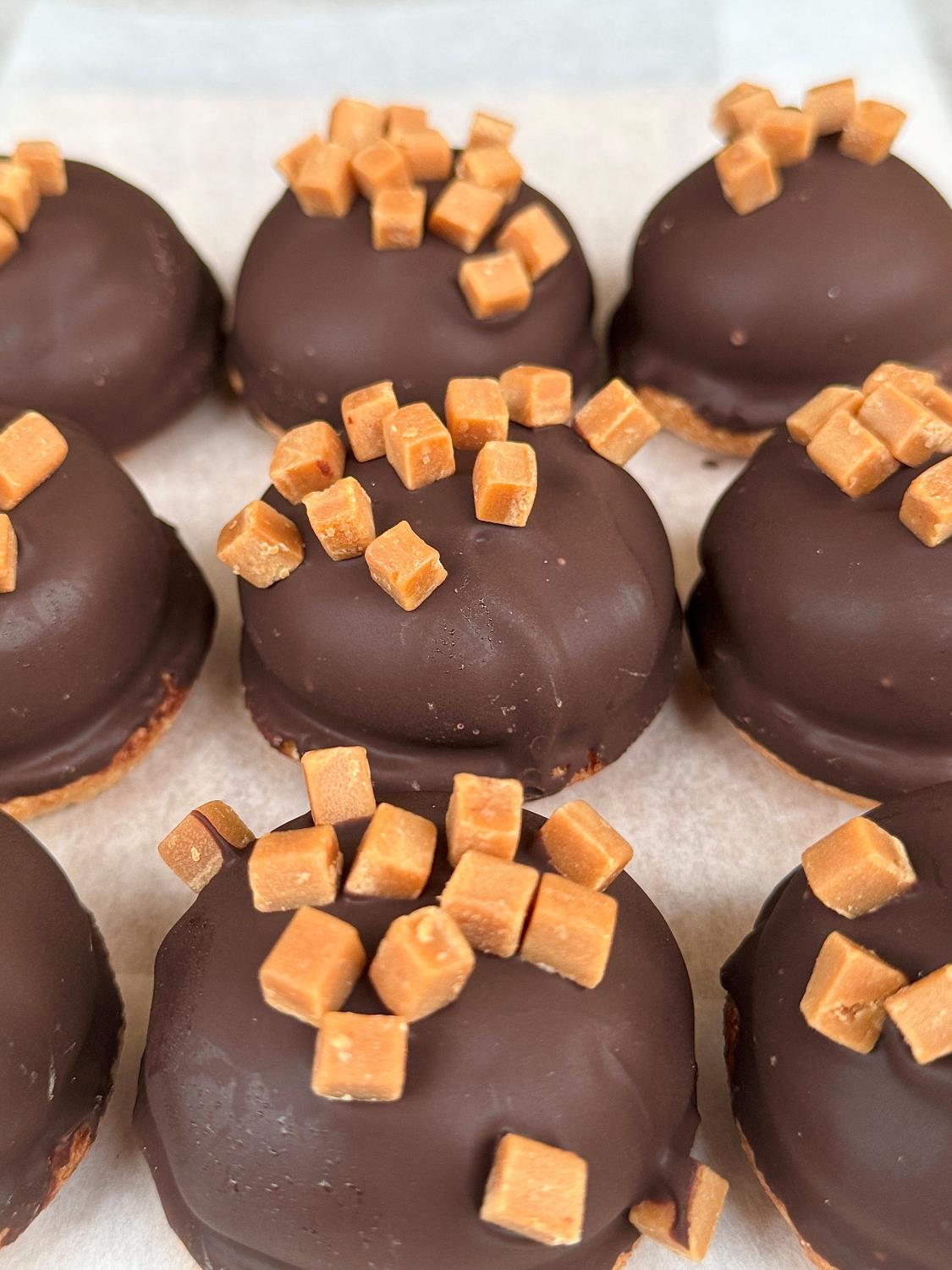 Biskvi med salt karamell