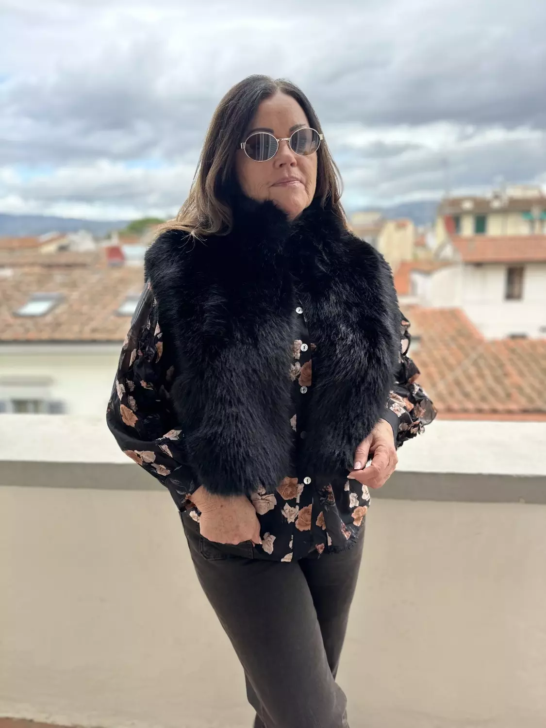 Vest i fuskepels svart