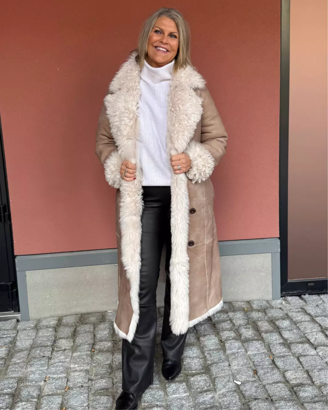 Vendbar Lammeskinnskåpe - Beige Offwhite