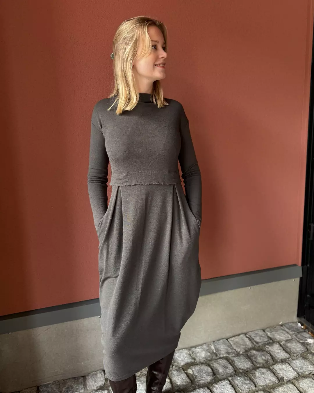 Dress Long Wipleats & High Neck - Black Coffee