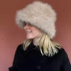 Aurora Fuskepels hatt - Lys Beige
