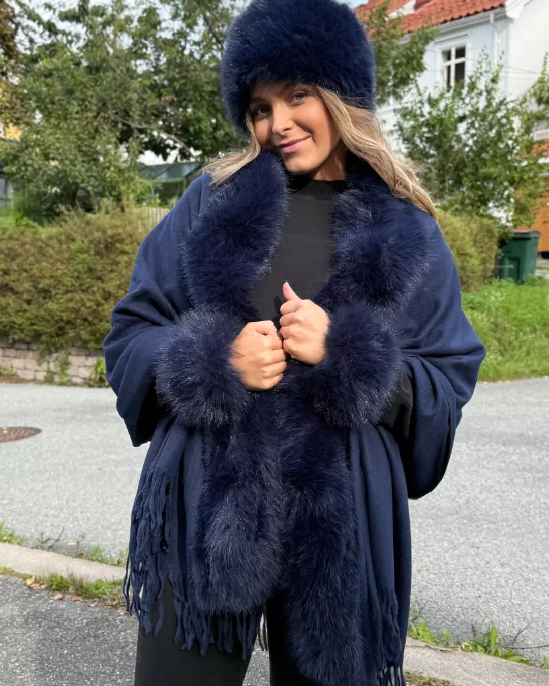 Jackie Ullskjerf m/fuskepels - Navy