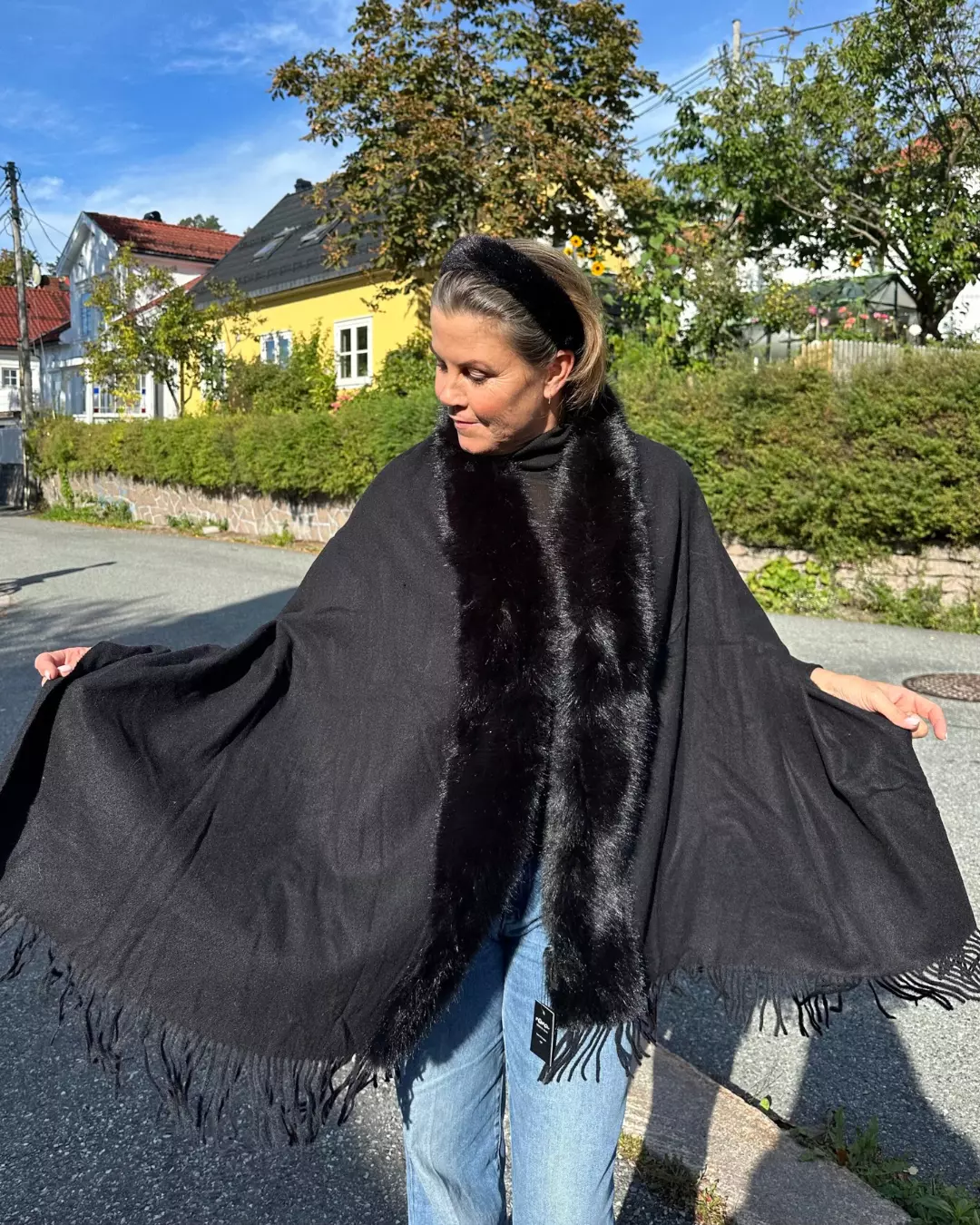 Jackie Ullskjerf m/fuskepels - Sort