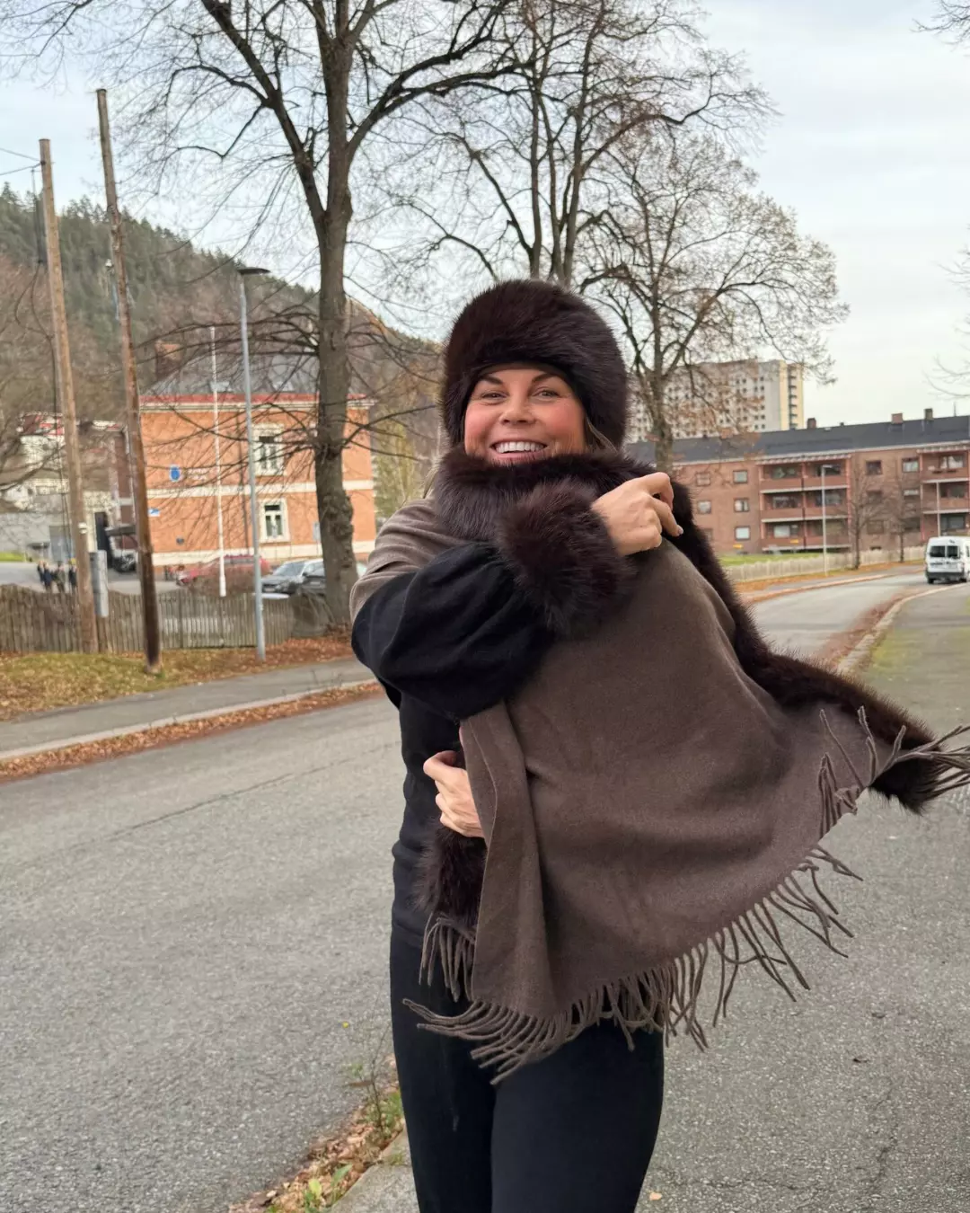 Jackie Ullskjerf m/ fuskepels - Sjokoladebrun