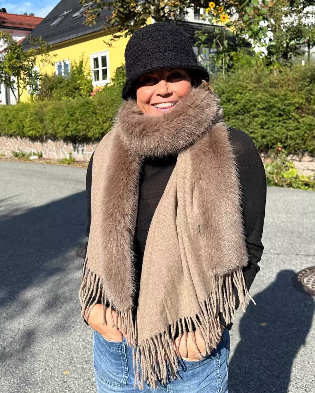 Jackie Ullskjerf m/fuskepels - Taupe