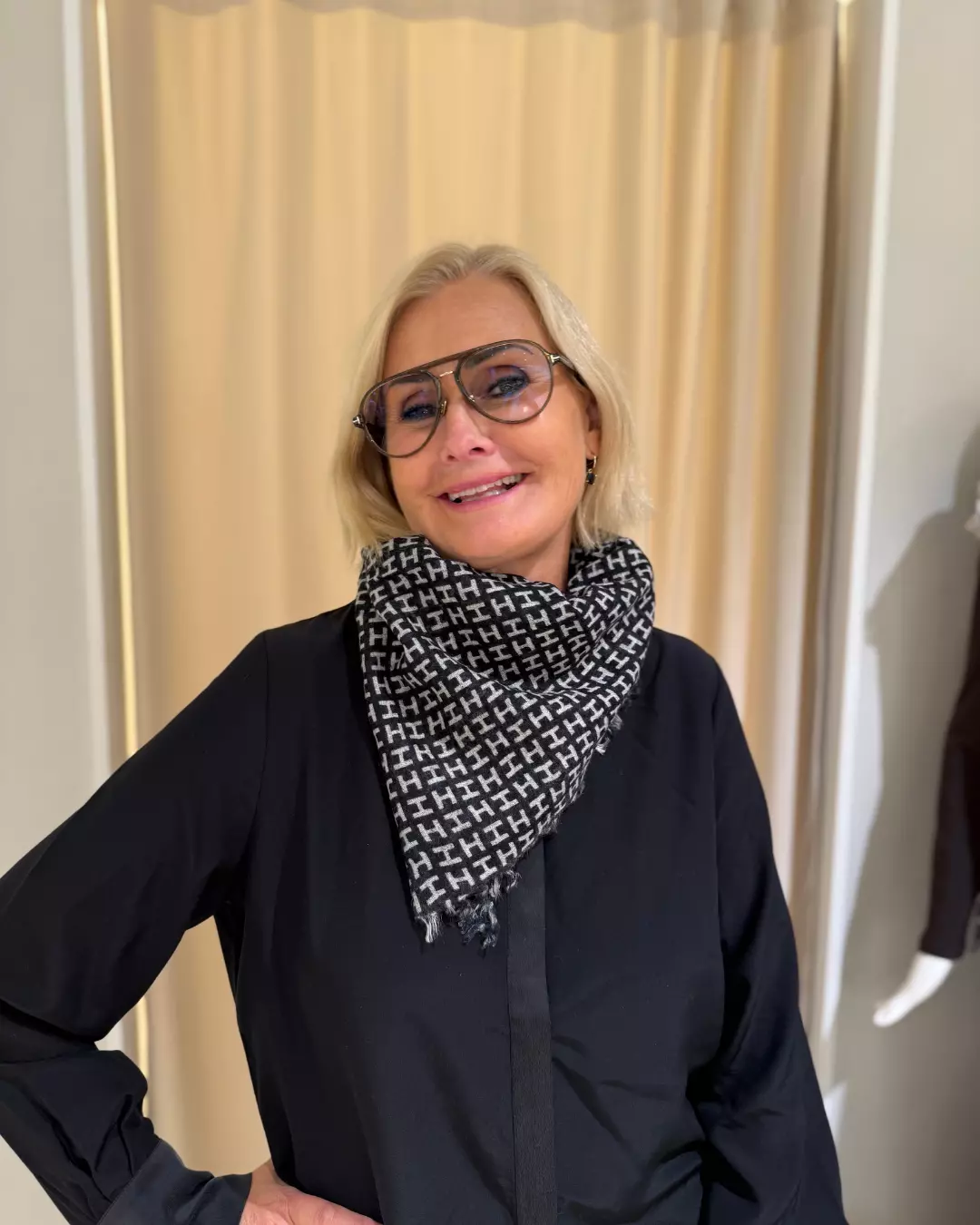Radenicki-F Scarf 90x90 - Black/Offwhite