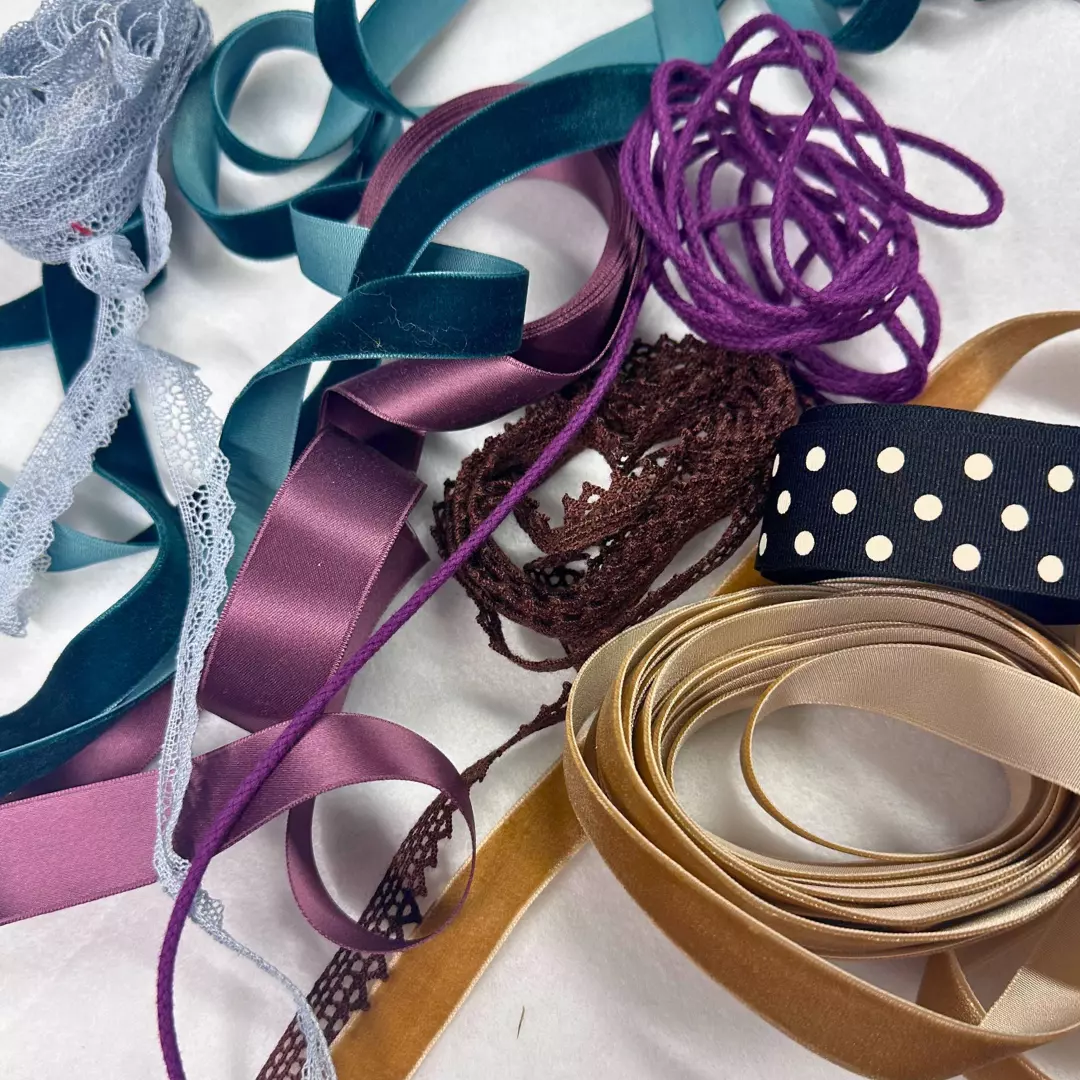 Bånd, blonder & snorer - Min.25 meter - Forundringspose