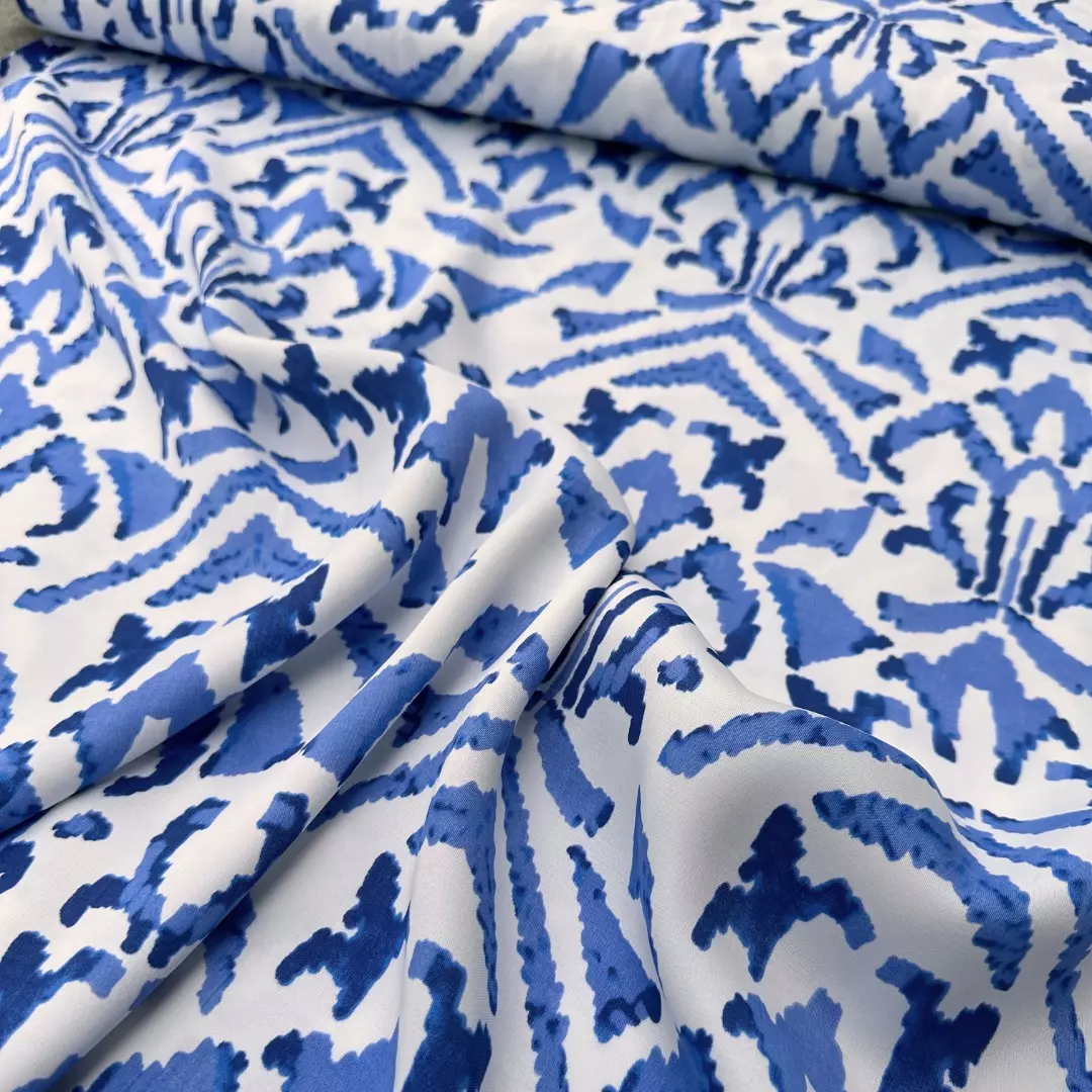 Hvit m/blått mønster 005- Vevd viskose sateng