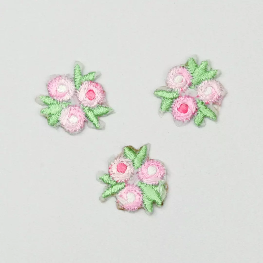 Strykemerke - 3 rosa blomster - 1,8x1,8cm