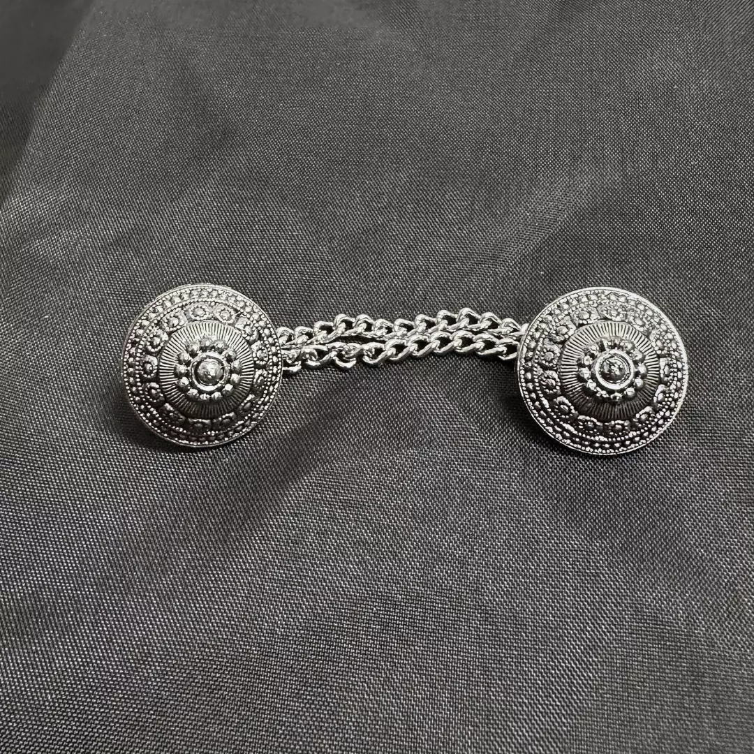 Sølvknapper med kjede - 18mm - 1 par