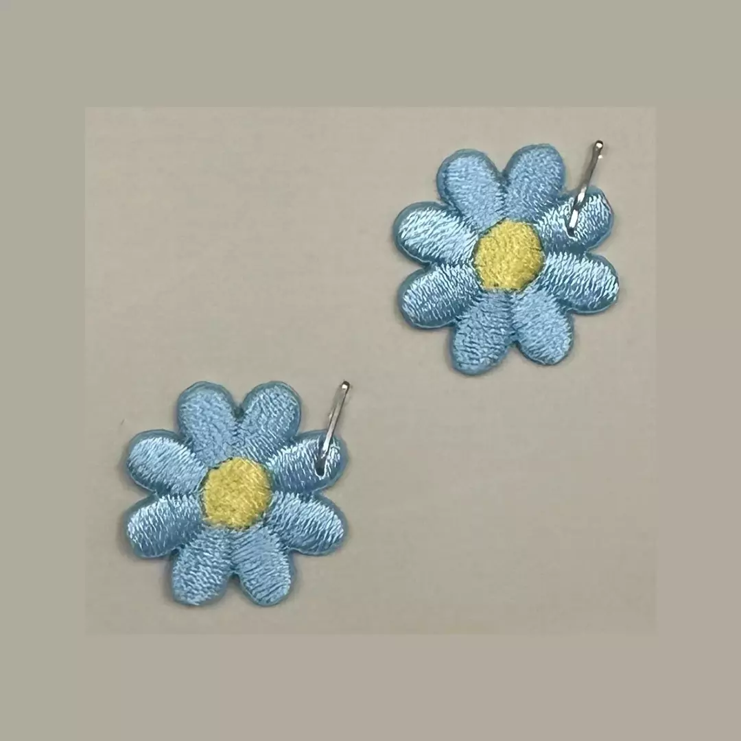 2 små lyseblå blomster - 2x2 cm - Strykemerke