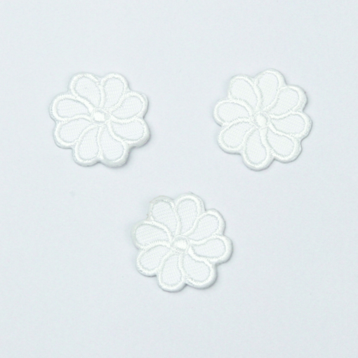 Strykemerke - 3 hvite blomster - 2x2cm