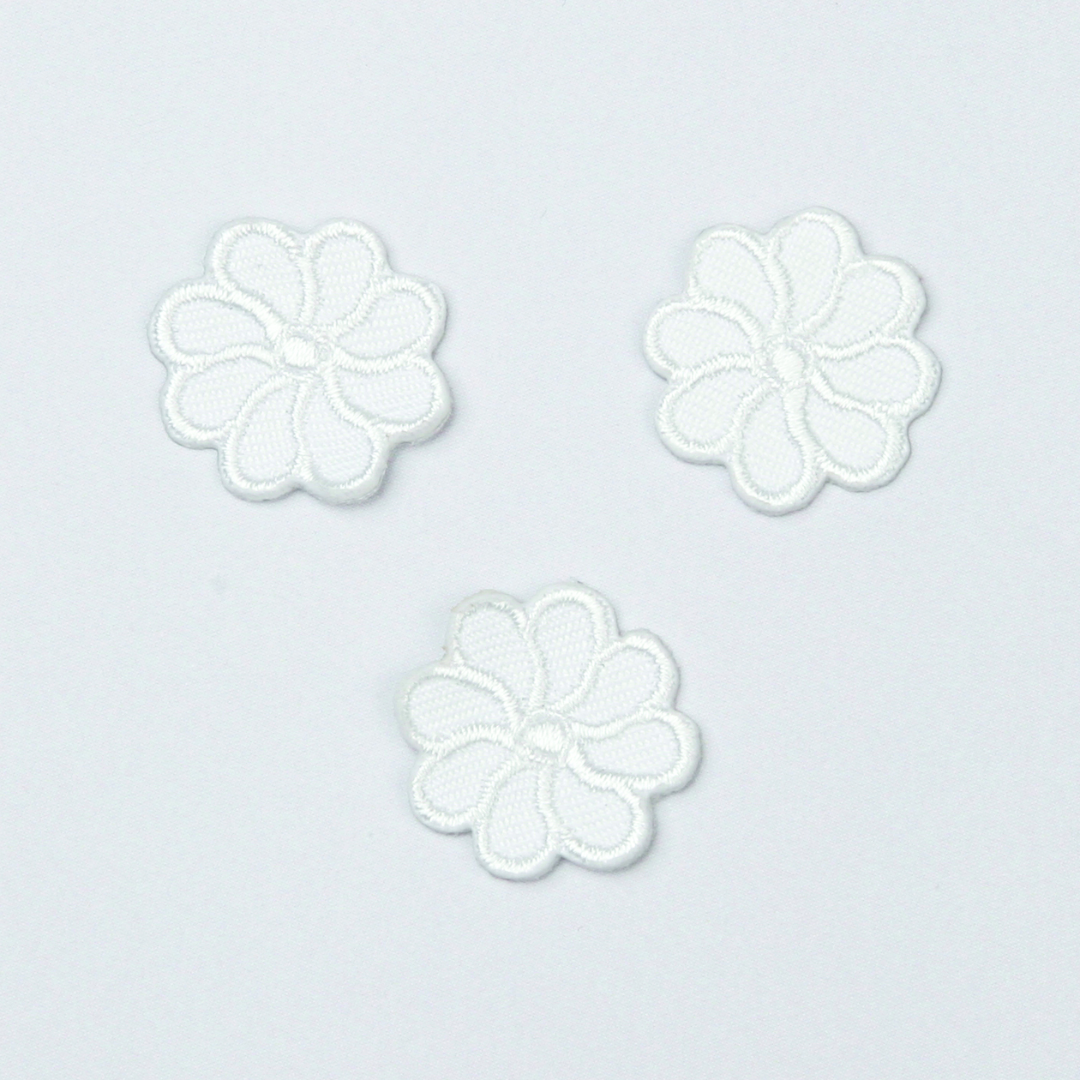 Strykemerke - 3 hvite blomster - 2x2cm
