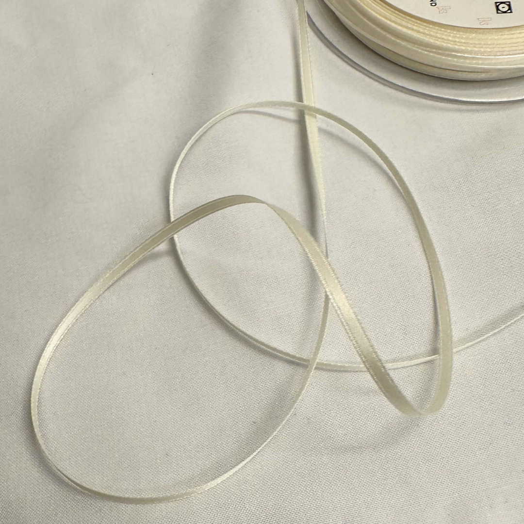 Kremhvit fv.23 – 3mm – Satengbånd