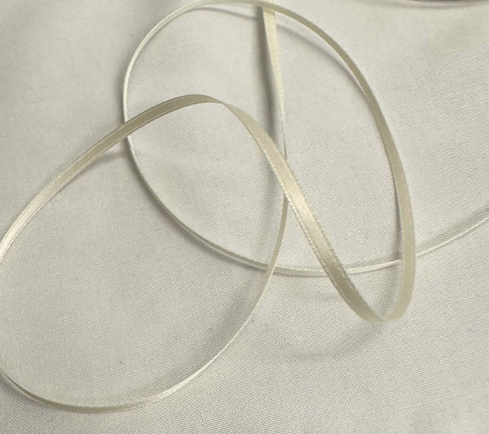 Kremhvit fv.23 – 6mm – Satengbånd