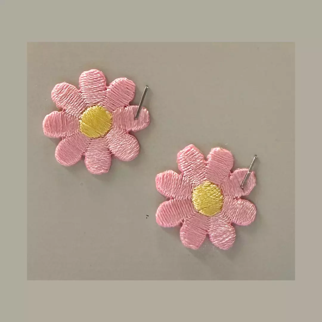 2 små rosa blomster – 2×2 cm – Strykemerke