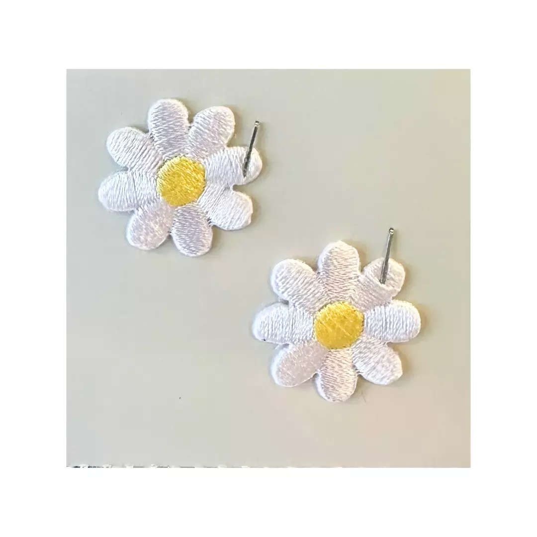 2 hvite m/gul blomster - 2x2cm - Strykemerke