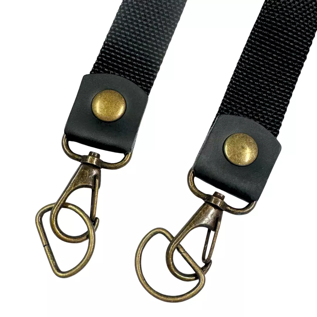 Ferdig veskereim i sort med metalldeler