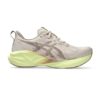 Asics  Novablast 5 Dame, Mineral Beige/Taupe Grey