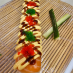Rainbow laks maki 10 biter : agurk,laks på topp,chilimajones,topiko