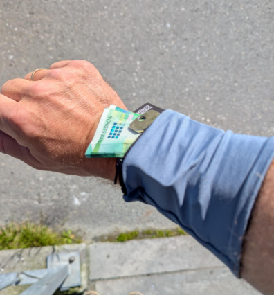 Håndledd-lommebok til kort, nøkler og penger