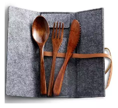 Bestikksett i tre i filt futteral