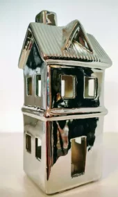 Hus m/LED-lys sølv 7x6,5x16cm