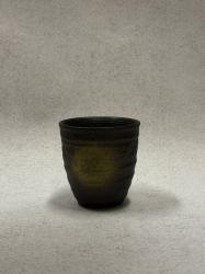 "Akari", 1 keramikk-kopp mørke grønn med lys prikk