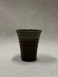 "Mintao", 1 keramikk-kopp brun med grønt mønster
