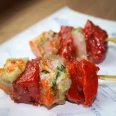 Grillspyd av marinert svin- og storfekjøtt