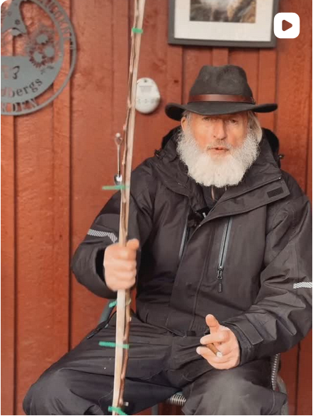 Karl Fredrik Lundberg sitter på en stol og holder et epletre som er podet