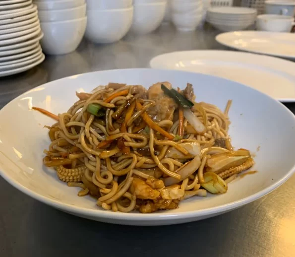 52. Stekt nudler m/biff