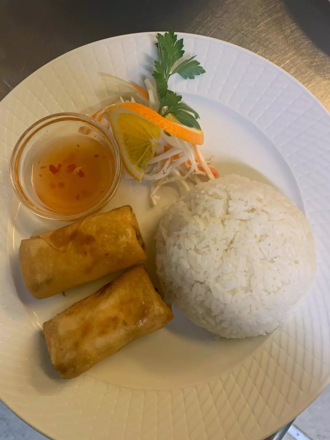 L7. Vårruller 2stk m/ ris & saus