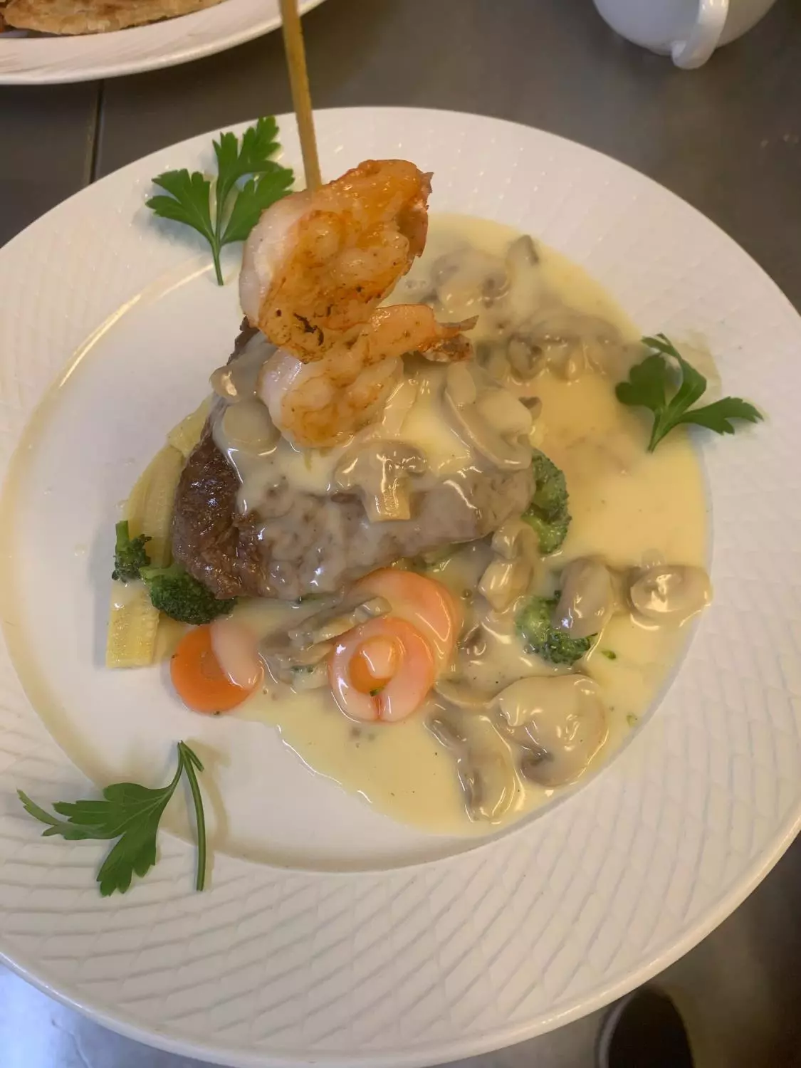 55. 200g okseindrefilet m/ scampi,