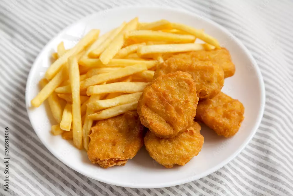 Kylling nuggets m/pommes