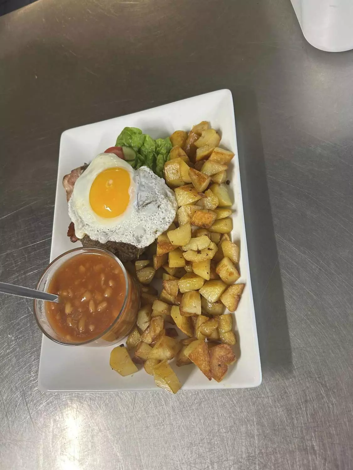 Egg, bacon, stekt potet og bønner