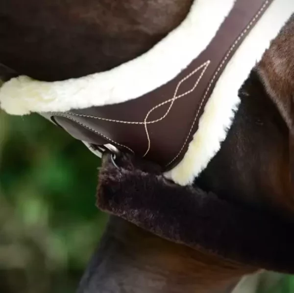 Kentucky Sheepskin Anatomic Girth - Anatomisk gjord