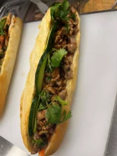 15. Baguette med grillet svinekjøtt