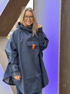 BLÆST Bergen poncho dark navy