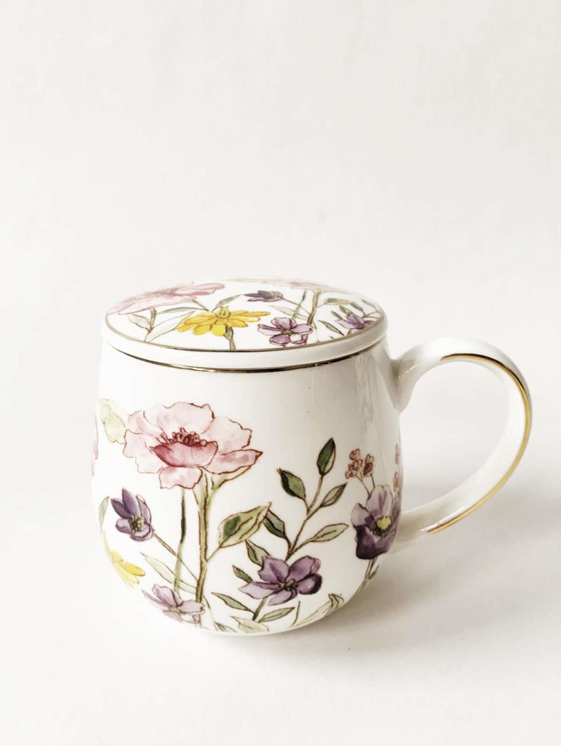 Krus i gaveeske rosa/gule blomster