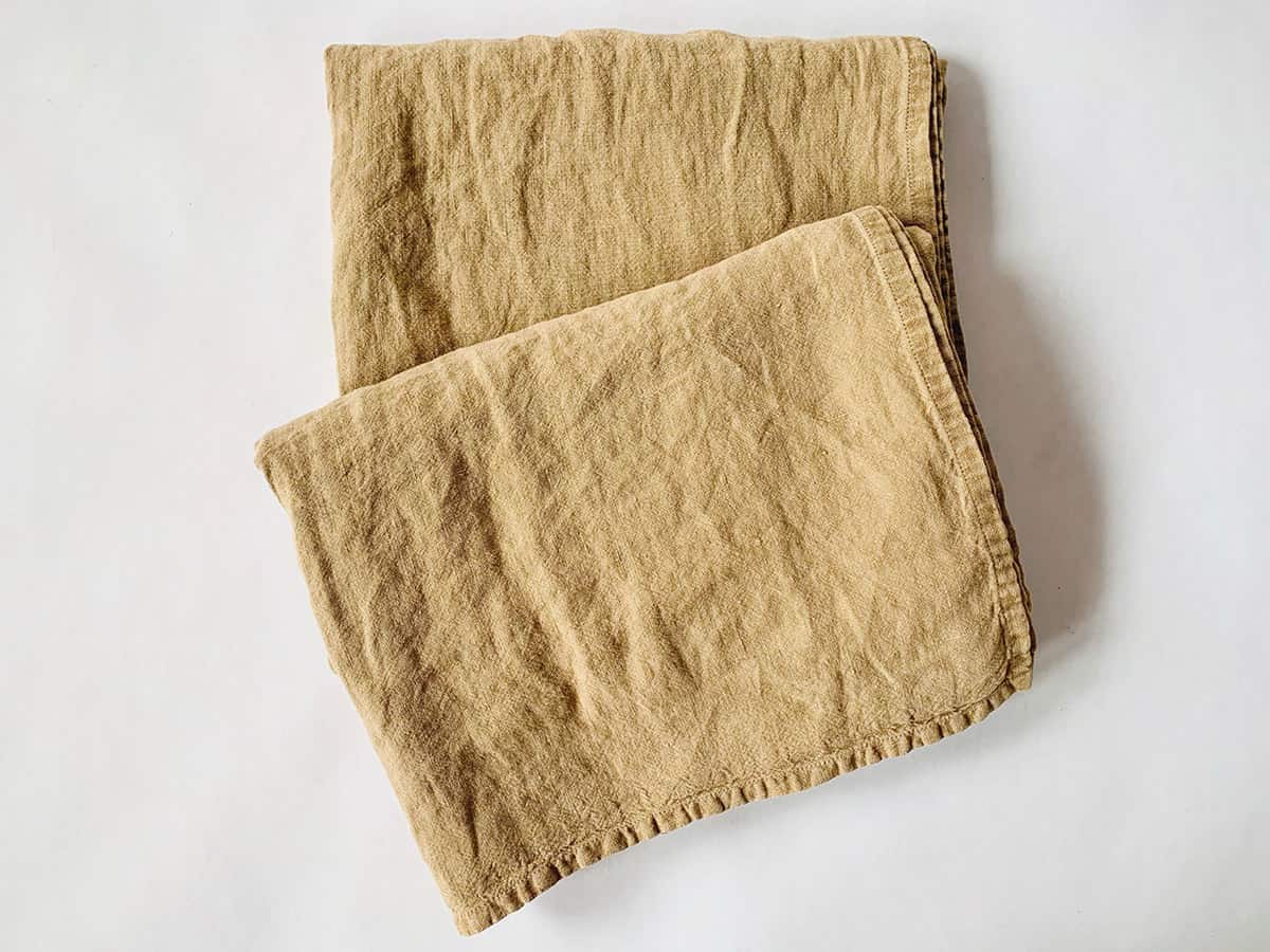 Duk i vasket lin nougat.