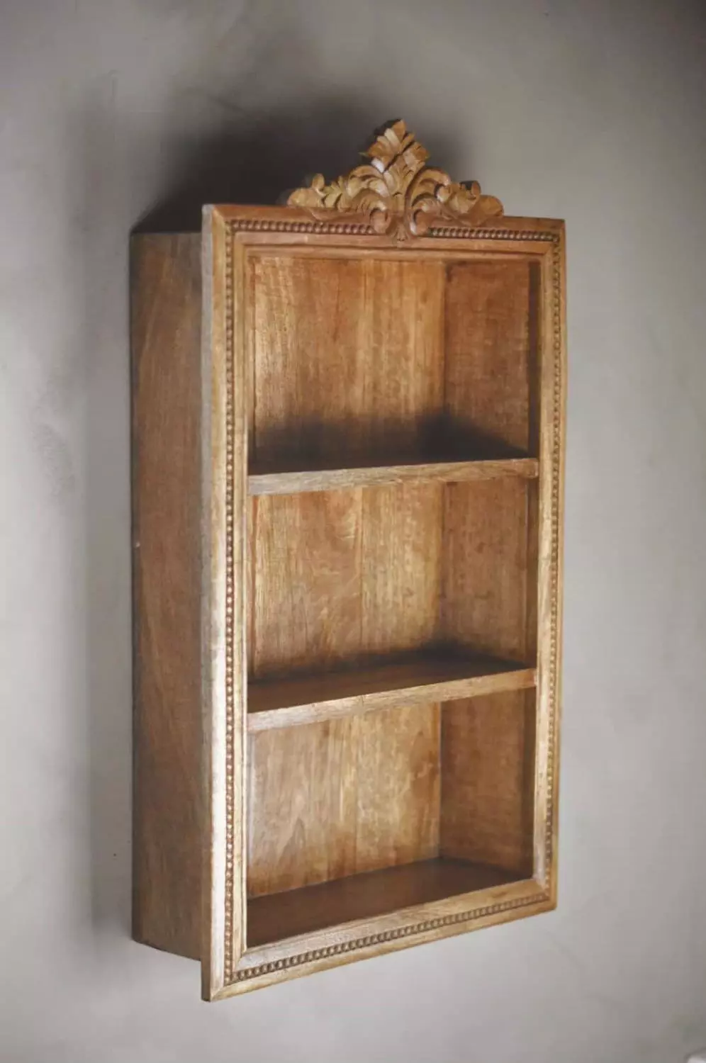 Hylle med utskjæringer mangotre