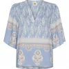Isay Ane s/s Blouse, lys blå paisley