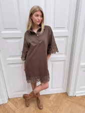 Continue Klara embrodery dress, brun