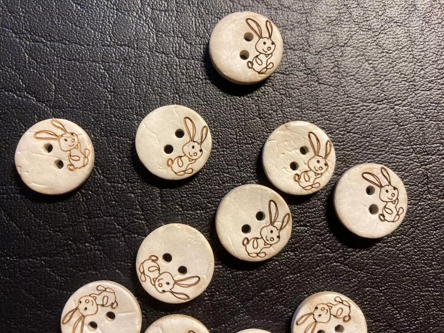 Knapp kokos 15 mm - lys m/kanin