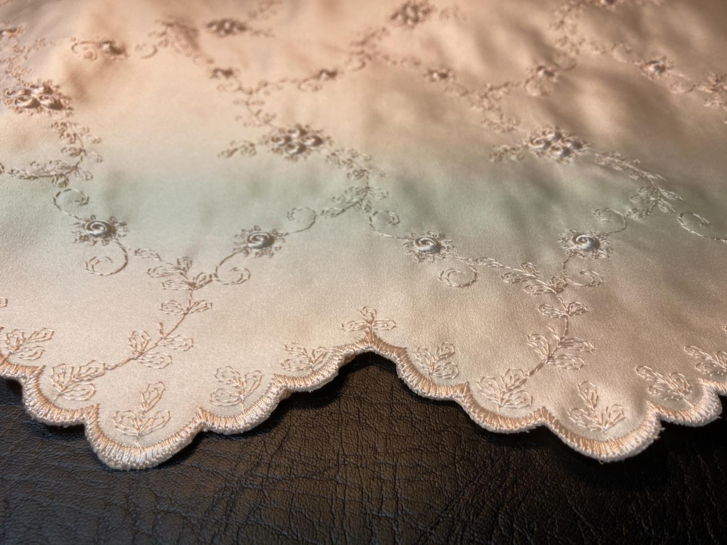 Polyester/Rayon duchesse med broderi - col. CHAMPAGNE