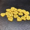 Knapp plast  – Hjerte gult m/prikker – 15 mm
