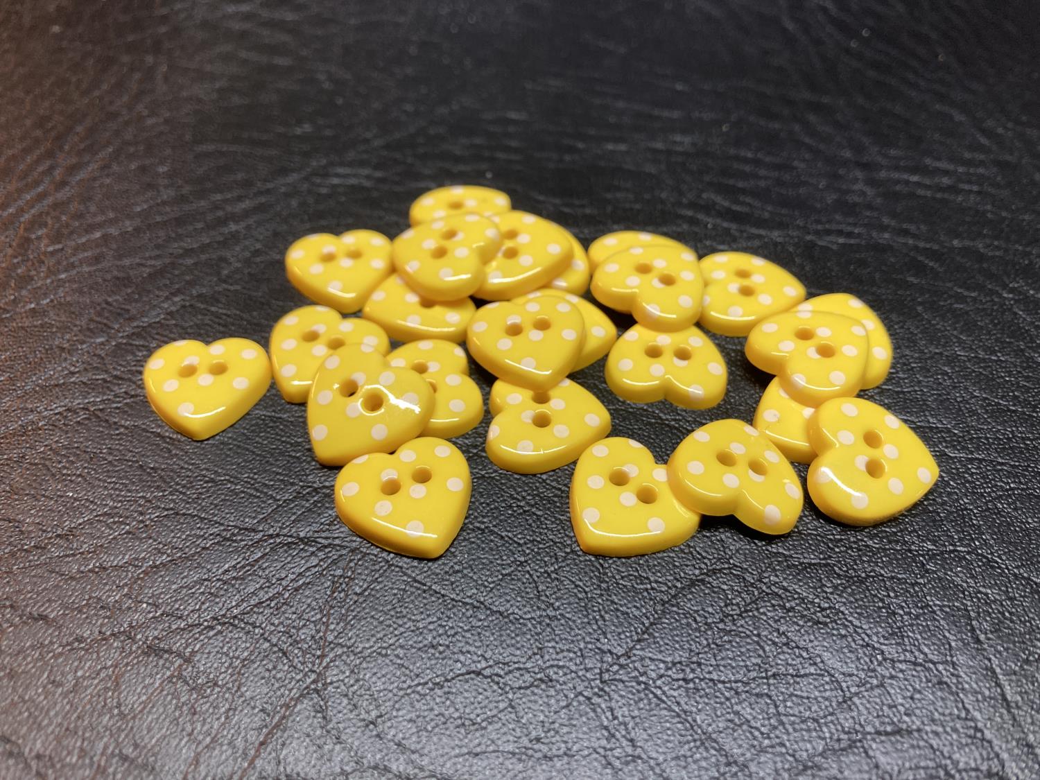 Knapp plast  – Hjerte gult m/prikker – 15 mm